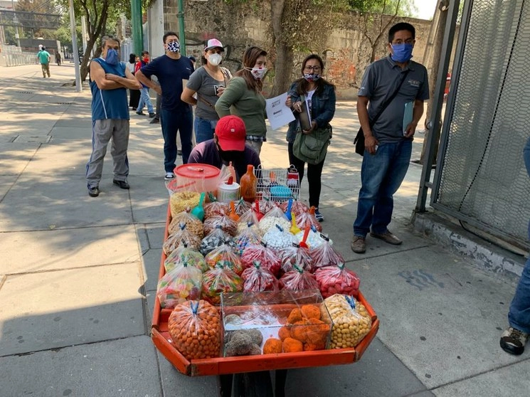 Solicitantes del seguro de desempleo se forman afuera de la Secretaría del Trabajo, en la delegación Cuauhtémoc, CDMX. Foto José Antonio López