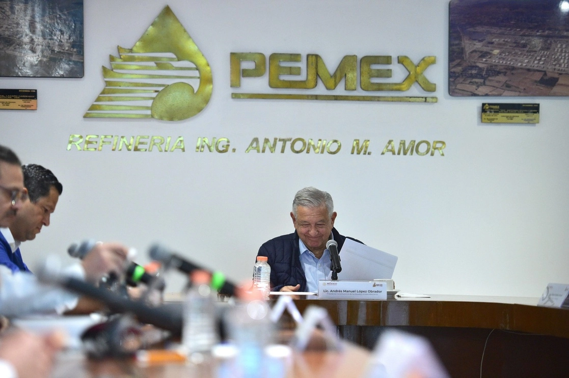 
El presidente Andrés Manuel López Obrador aseguró que México producirá la gasolina y diésel que consumimos para mantener precio bajo en combustibles. Foto Tomada del Twitter @lopezobrador_

