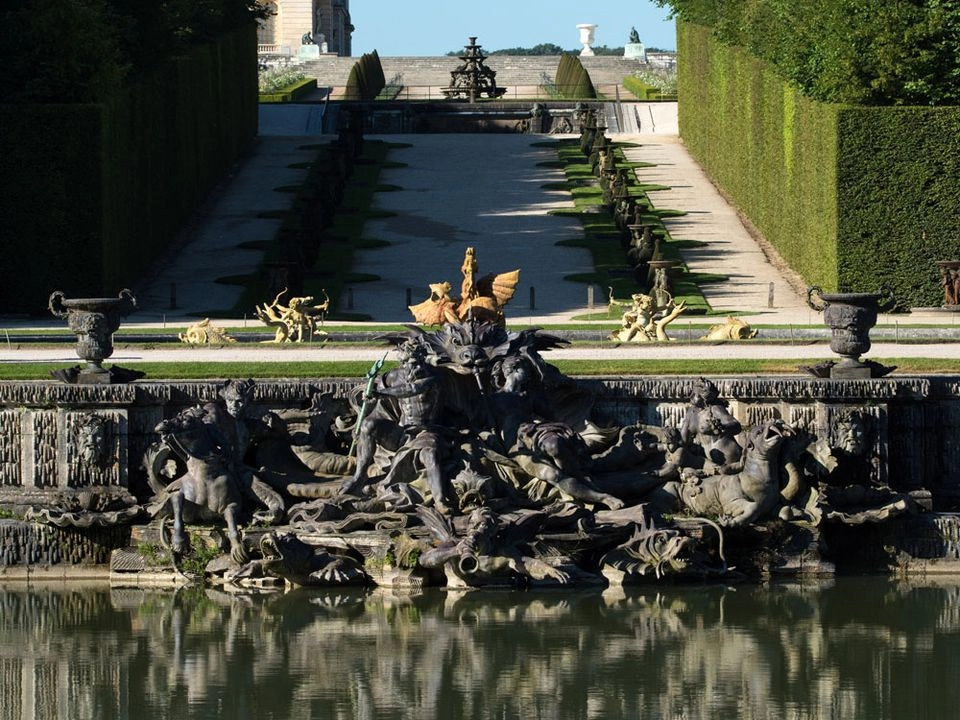 Frente a una veintena de estatuas en los jardines del palacio, un código QR permite al visitante iniciar la conversación oral en su teléfono, en francés, inglés o español.