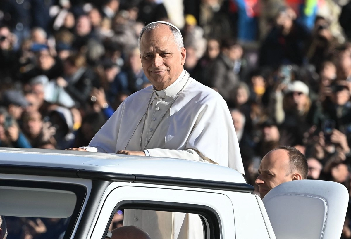 El papa León XIV se acerca en un automovil hacia la plaza de San Pedro en el Vaticano, para presidir la Audiencia Jubilar, el 6 de diciembre de 2025. Foto 
