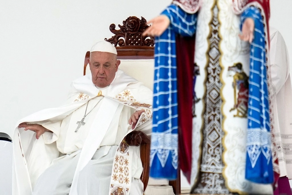 El Papa Francisco asiste a la santa misa en el estadio Gelora Bung Karno de Yakarta, Indonesia, el 5 de septiembre de 2024. Foto Achmad Ibrahim / Pool / Afp