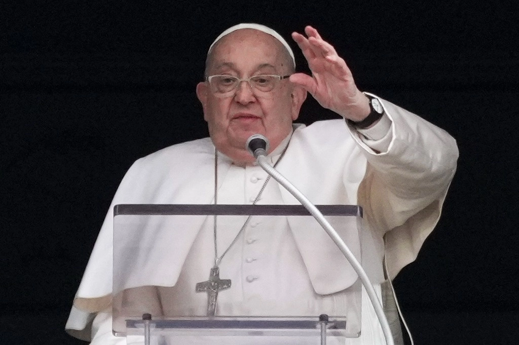 	
El papa Francisco da su bendición mientras recita la oración del Ángelus del mediodía desde la ventana de su estudio con vista a la Plaza de San Pedro, en el Vaticano, el domingo 19 de enero de 2025. Foto Ap