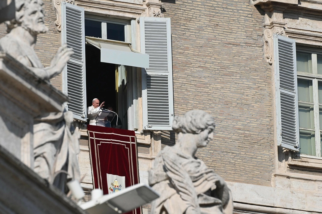 El Papa Francisco saluda desde la ventana del palacio apostólico durante la oración semanal del Ángelus el 21 de noviembre de 2021 en el Vaticano. Foto Afp