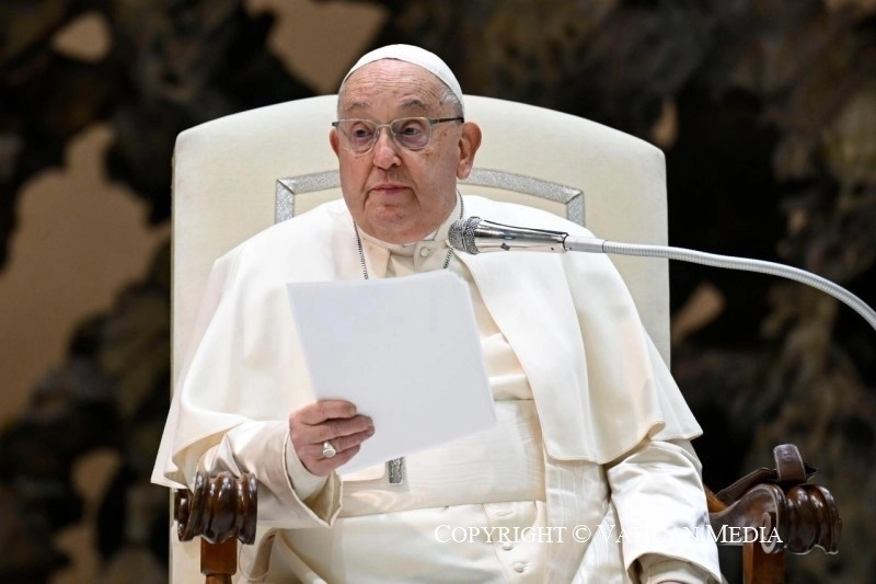 El Vaticano informó el lunes de que la audiencia semanal del Papa en la plaza de San Pedro, prevista para el miércoles, había sido cancelada “debido a la continua hospitalización del santo padre”. Foto Europa Press