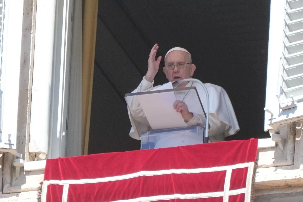 El papa Francisco durante la oración del Regina Coeli en la Plaza de San Pedro, este lunes 10 de abril de 2023. Foto Ap