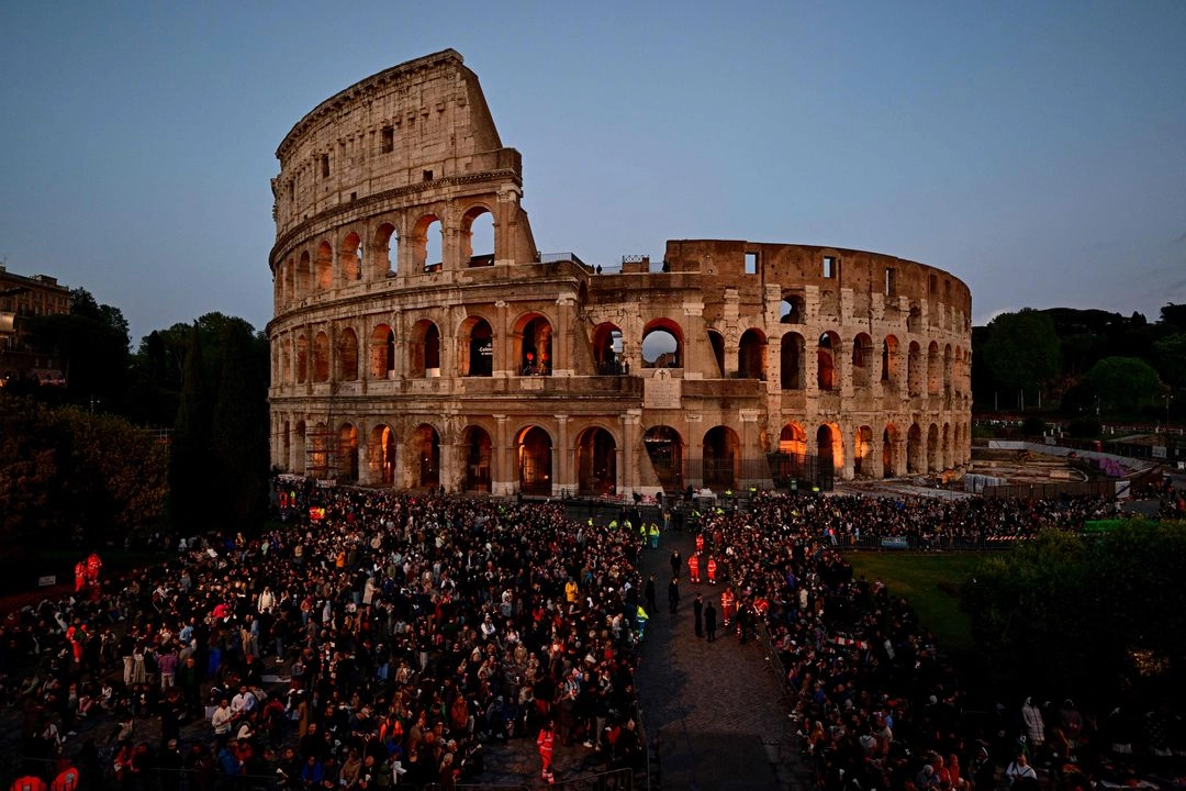 La gente se reúne afuera del Coliseo previo al Vía Crucis como parte del Viernes Santo durante la Semana Santa en Roma, el 18 de abril de 2025.