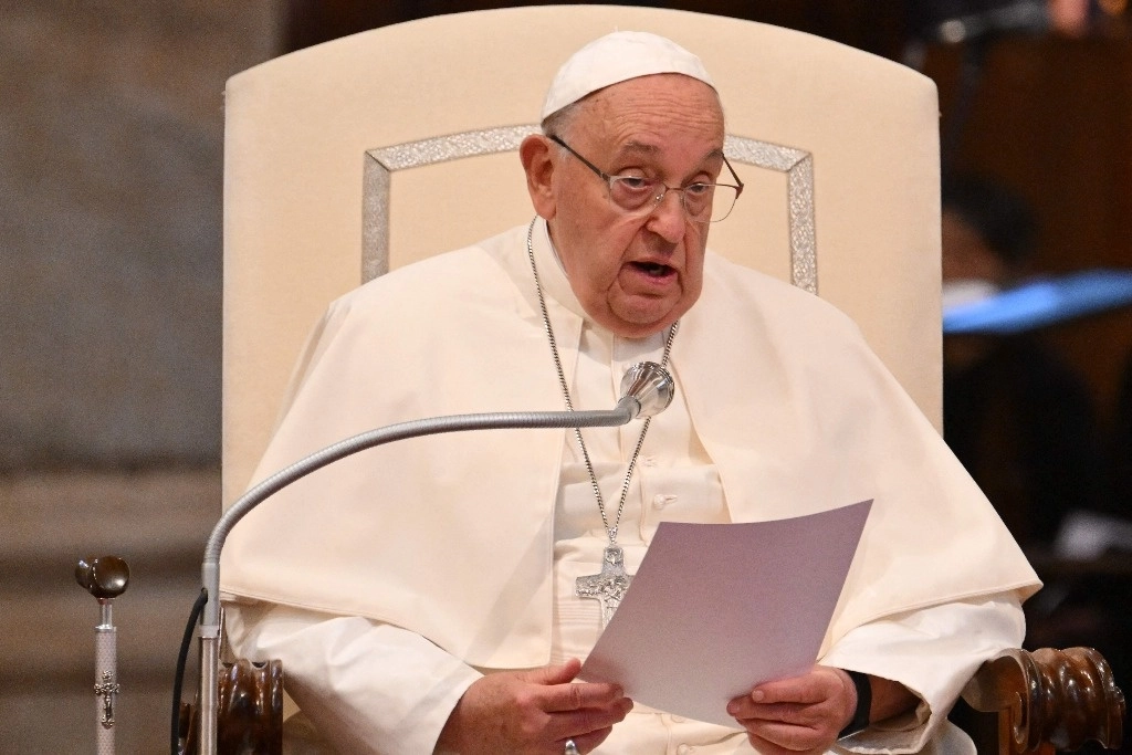 El papa Francisco reza el Rosario por la Paz junto a los miembros de la Asamblea sinodal en la basílica de Santa María la Mayor en Roma, el 6 de octubre de 2024. Foto Afp
