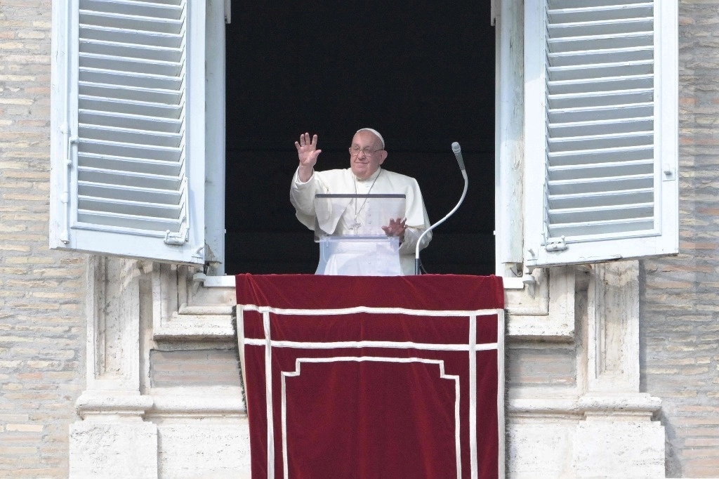 El Papa Francisco saluda a la multitud desde la ventana del palacio apostólico con vistas a la plaza de San Pedro durante la oración del Ángelus en el Vaticano, el 27 de octubre de 2024. Foto Afp