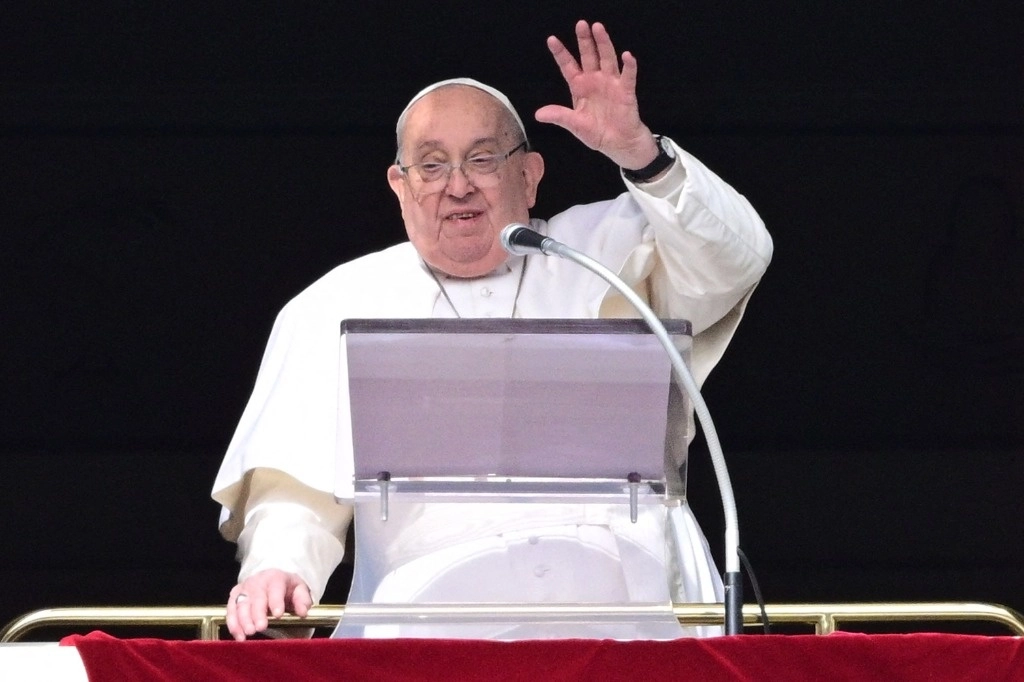El papa Francisco saluda a los fieles desde la ventana del palacio apostólico, con vista a la plaza de San Pedro, durante la oración del Ángelus en el Vaticano, el 2 de febrero de 2025. Foto Afp