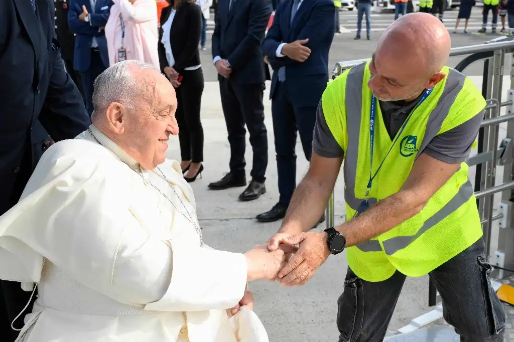 El Papa Francisco, sentado en una silla de ruedas, sube a su avión con destino a Jakarta, Indonesia, en el aeropuerto Fiumicino de Roma. el 2 de septiembre de 2024. Foto por Folleto / Medios Vaticanos / Afp