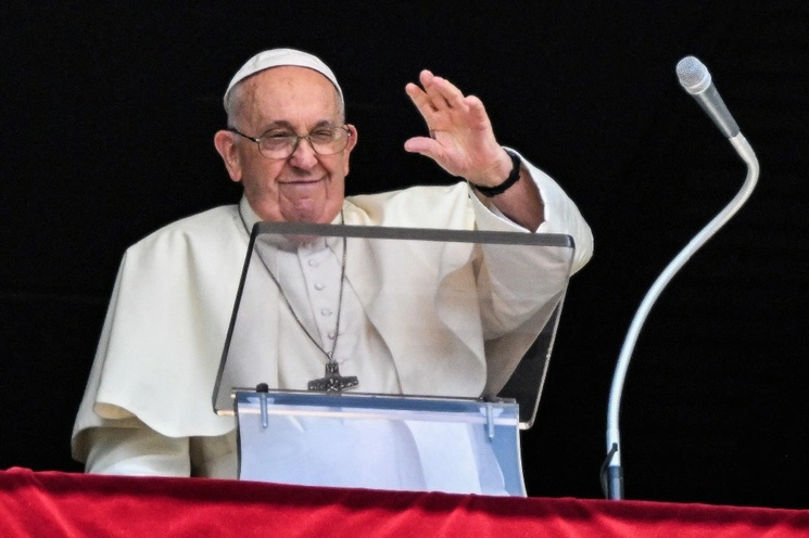 El Papa Francisco saluda a los reunidos en la plaza de San Pedro durante la oración semanal del Ángelus. Foto Afp 