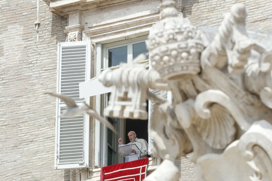 El Papa Francisco reza desde la ventana de su despacho frente a la Plaza de San Pedro, en el Vaticano, el domingo 18 de abril de 2021. Foto Ap
