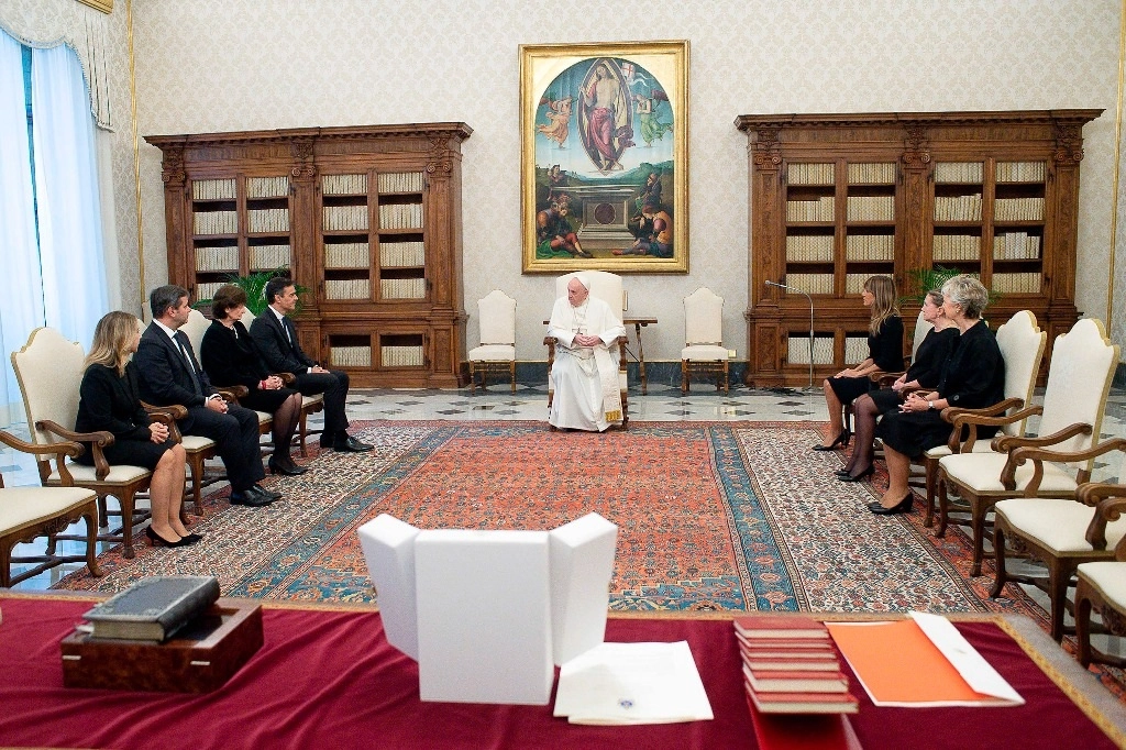 El Papa Francisco habla con el primer ministro español Pedro Sánchez Pérez y su esposa María Begoña Gómez Fernández, al finalizar la reunión privada. Foto Afp 