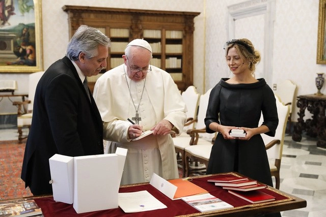 El presidente de Argentina, Alberto Fernández, su esposa, Fabiola Yáñez y el papa Francisco. Foto Ap