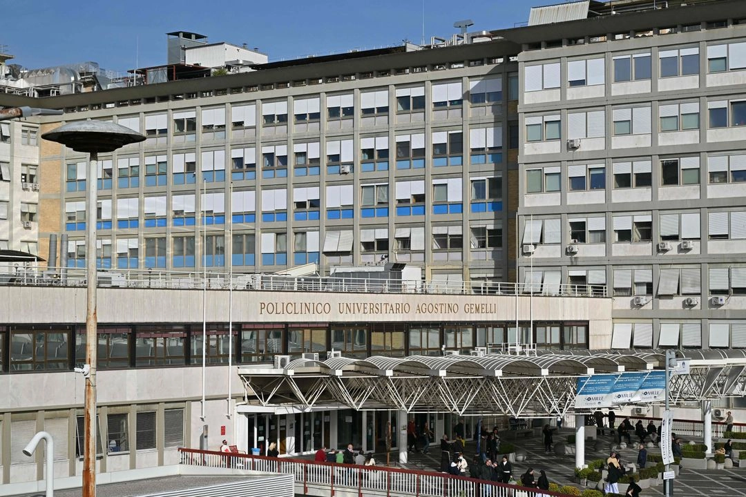 Vista general del hospital Gemelli donde el Papa Francisco está hospitalizado con neumonía, en Roma el 21 de marzo de 2025.