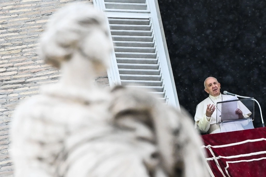 El Papa Francisco habla hacia la multitud desde la ventana del Palacio Apostólico con vista a la Plaza de san Pedro durante su oración del ‘Angelus’, el 11 de octubre de 2020, Foto Afp