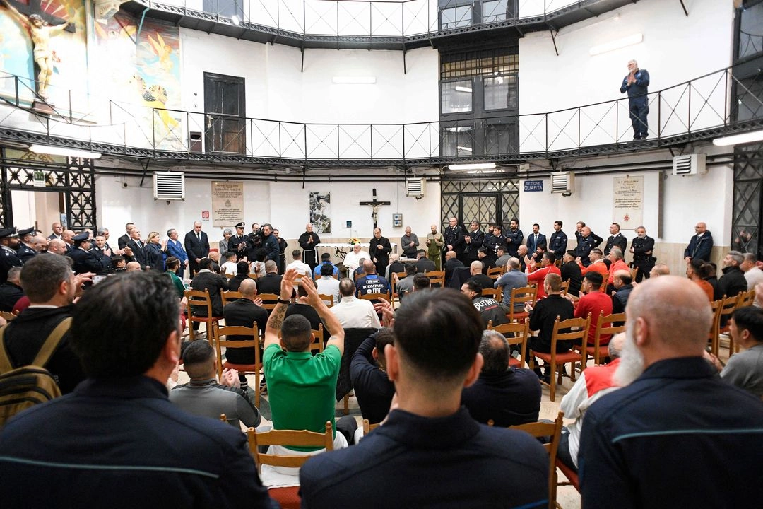 El papa Francisco durante una visita privada a la prisión "Regina Coeli", donde se reunió con unos 70 reclusos durante las celebraciones del Jueves Santo en Roma. 