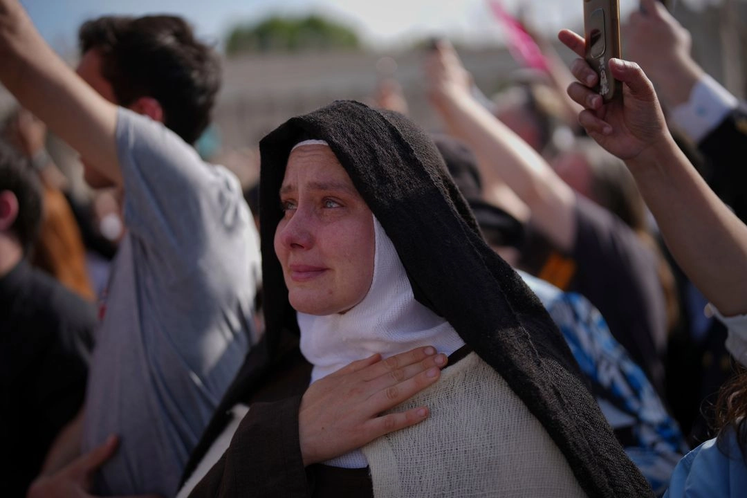 Una monja llora mientras el cuerpo del Papa Francisco es trasladado a la Basílica de San Pedro, Vaticano, el 23 de abril de 2025. Foto