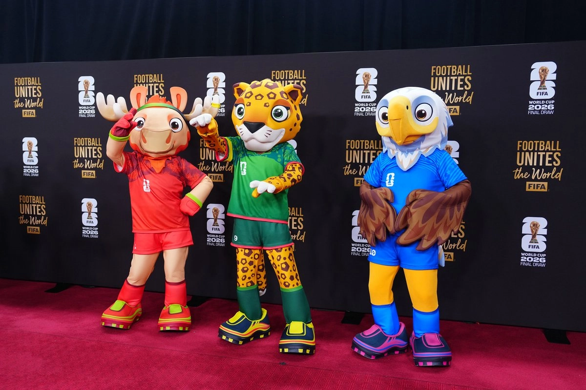 Mascotas de la Copa Mundial de la FIFA 2026, Maple, el alce de Canadá, Zayu, el jaguar de México, y Clutch, el águila calva de Estados Unidos, llegando a la alfombra roja previo al sorteo final de la Copa Mundial de la FIFA 2026 en el Kennedy Center, en Washington D. C., Estados Unidos. Foto