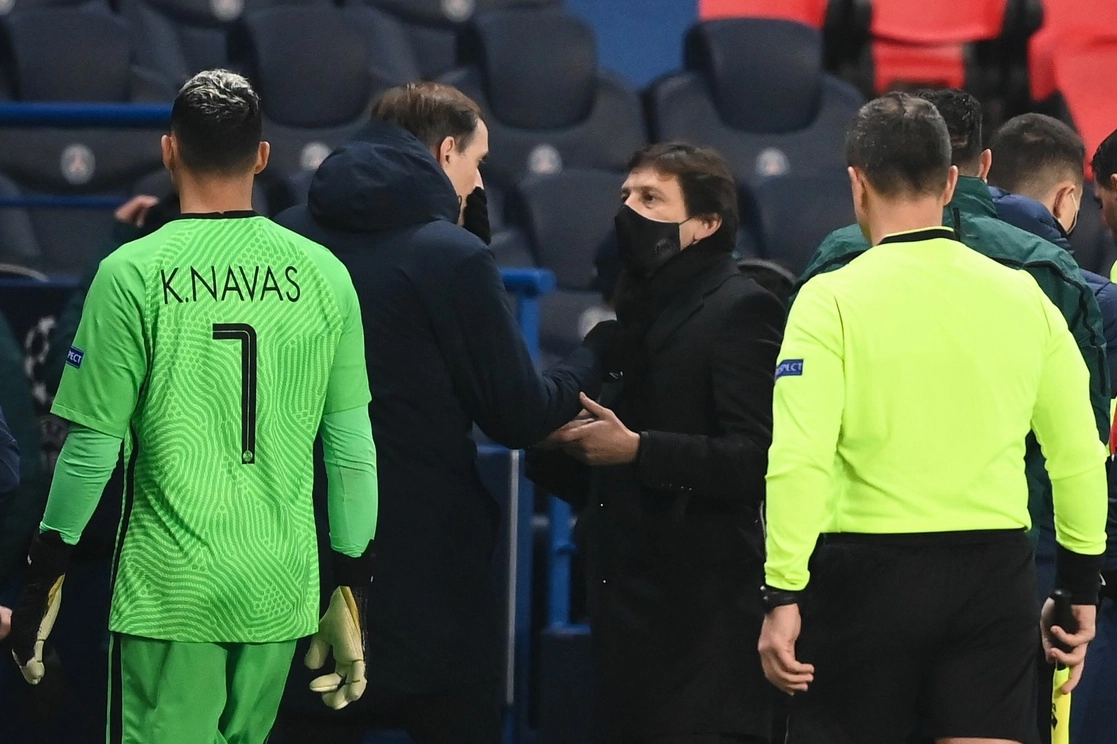 El entrenador alemán del Paris Saint-Germain, Thomas Tuchel se encuentra en la cancha después de que el juego fuera suspendido en medio de acusaciones de racismo por parte de uno de los árbitros. Foto Afp 
