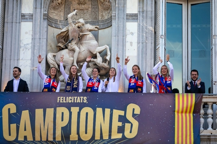 Las jugadoras del Barça femenino de fútbol se asoman al balcón para celebrar su victoria en la Champions League. Foto Europa Press / Archivo