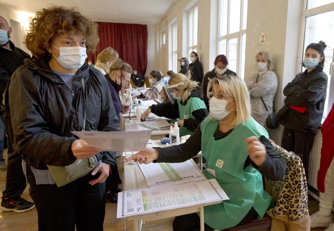 Los georgianos votan en un colegio electoral durante las elecciones municipales nacionales en Tbilisi, Georgia, el sábado 2 de octubre de 2021. Foto Ap