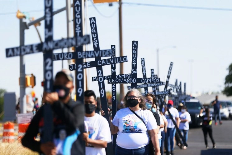 Varias organizaciones marchan por calles de El Paso rumbo al Walmart donde hace un año fueron asesinadas 23 personas. Foto Ap