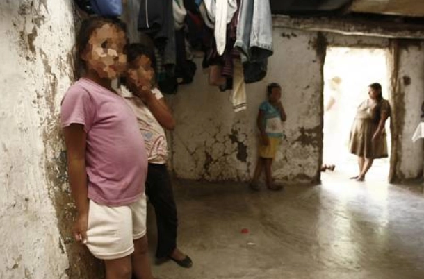 Menores de edad de una familia de escasos recursos en imagen de archivo. Foto Cristina Rodríguez