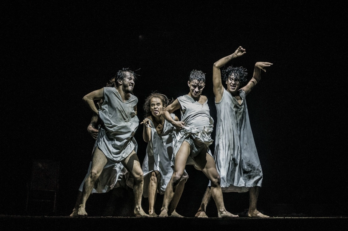 La puesta en escena "Crudo. Siempre volveré a vivir" muestra las vivencias de cuatro mujeres que tienen en común la locura. Foto Cortesía IDTC