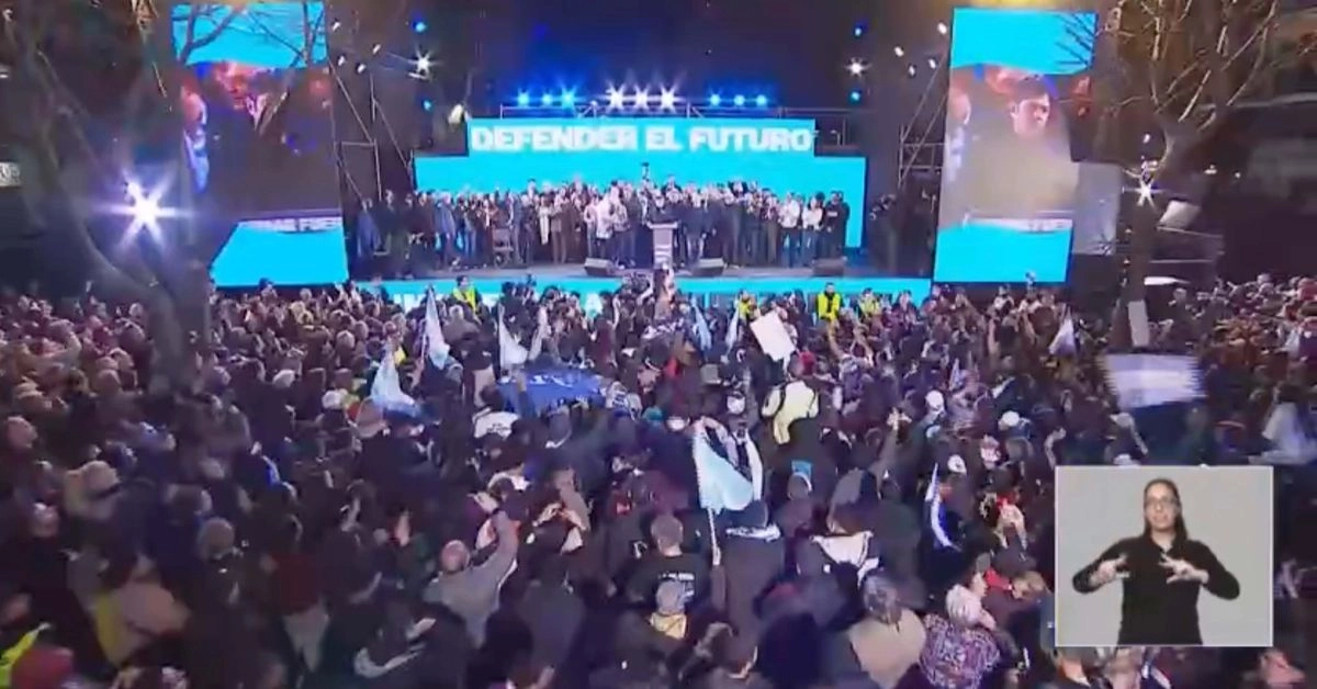 Los simpatizantes de Fuerza Patria se congregaron en La Plata para celebrar el triunfo en los comicios.