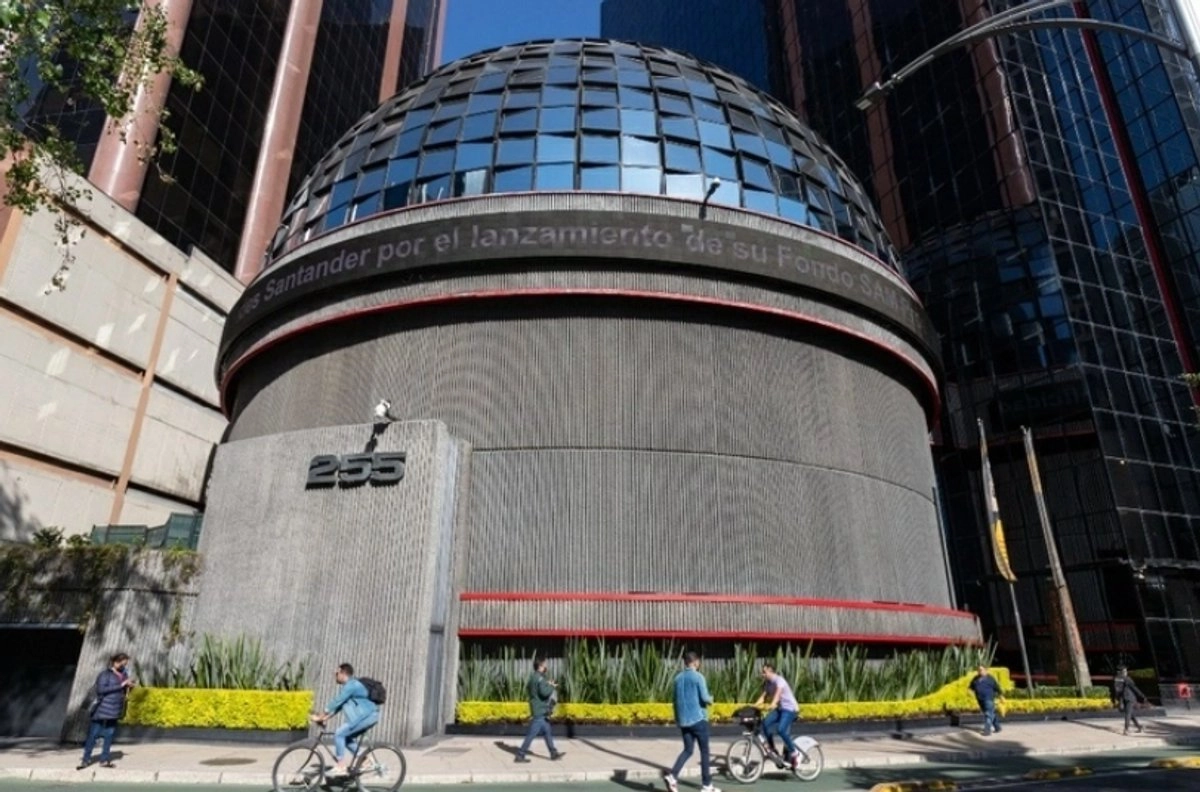 Fachada de la Bolsa Mexicana de Valores en la Ciudad de México.