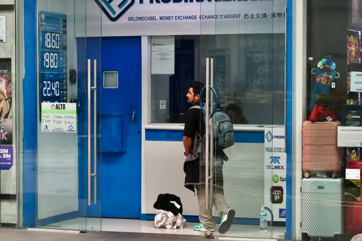 El peso mexicano arranca la sesión cambiaria con una ganancia del 0.9 por ciento respecto a la jornda anterior y cotiza en 18.55 unidades por dólar. Foto 