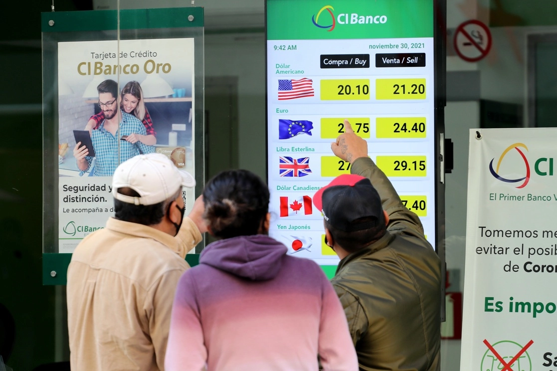 La divisa mexicana ganó 0.43% frente al dólar, lo que significó su tercera sesión al alza de manera consecutiva. Foto Roberto García Ortiz