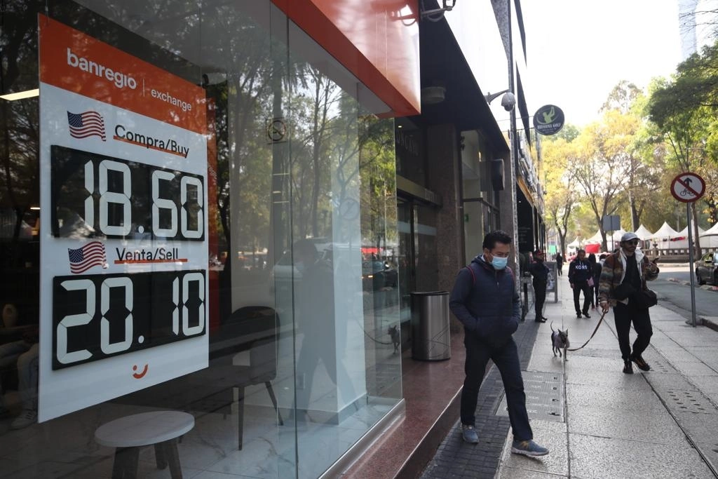 Tras la apertura del mercado cambiario este miércoles, participantes del mercado financiero mexicano resaltaron que la moneda local se ubicó como la divisa más apreciada en el año frente al dólar, desbancando al rublo ruso y al real brasileño. Foto Yazmín Ortega Cortés / Archivo