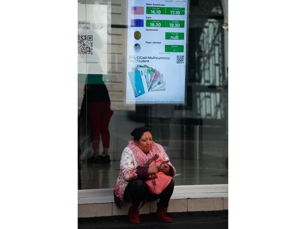 Los mercados estadunidenses se tomaron un respiro el lunes después de cerrar una semana vertiginosa en máximos históricos mientras los inversionistas se preparaban para una inminente actualización de la inflación que podría poner a prueba ese repunte. La imagen, en CDMX. Foto Cristina Rodríguez