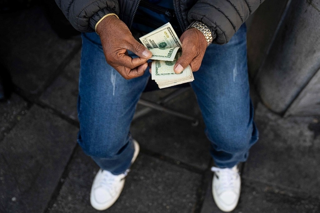 El peso, al igual que la mayoría de las divisas en el mercado cambiario, cerró la sesión con ganancias, ante el debilitamiento del dólar estadunidense de 0.24 por ciento. Foto Afp 