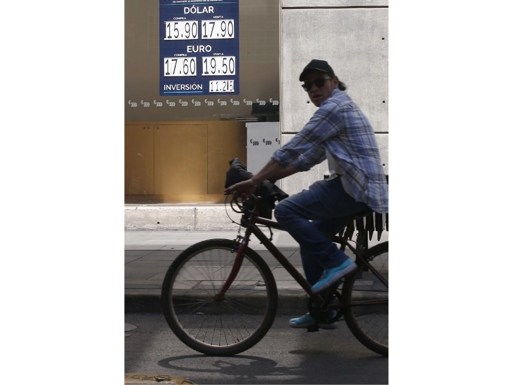 La moneda nacional se apreció 0.34 por ciento, equivalente a 5.78 centavos frente a la moneda estadunidense. Foto María Luisa Severiano / Archivo

