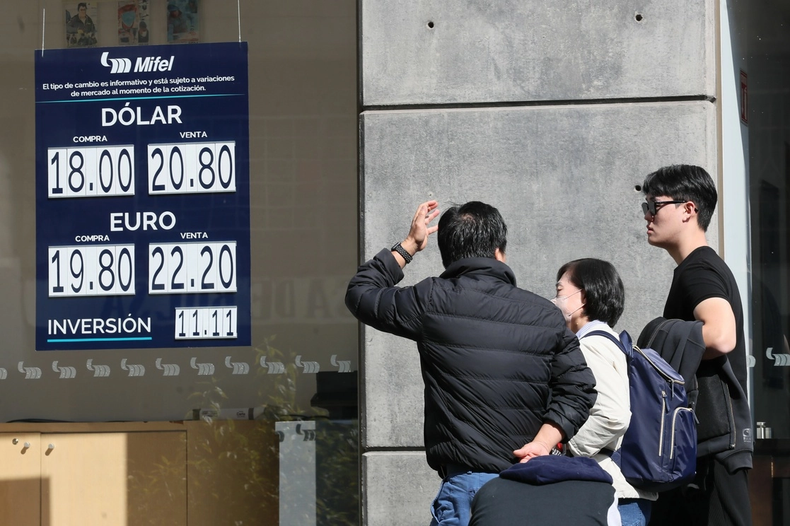 La divisa mexicana cerró la sesión con una ganancia de 0.24 por ciento; en 19.42 pesos por dólar spot. Foto Roberto García Ortiz  / Archivo