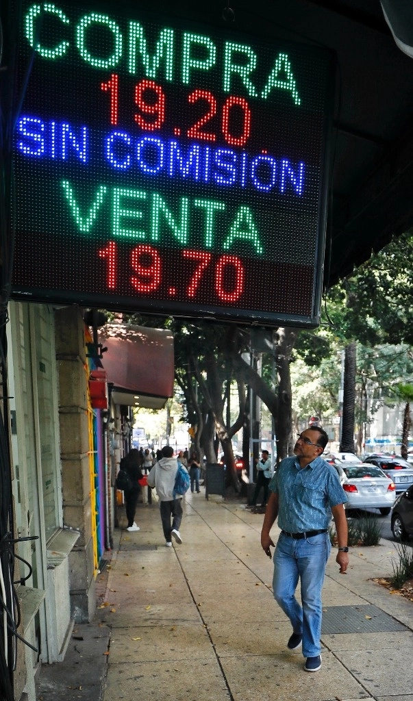 La Bolsa Mexicana de Valores (BMV), por su parte, cede 0.22 por ciento, a los 49 mil 167 puntos. Foto Marco Peláez / Archivo

