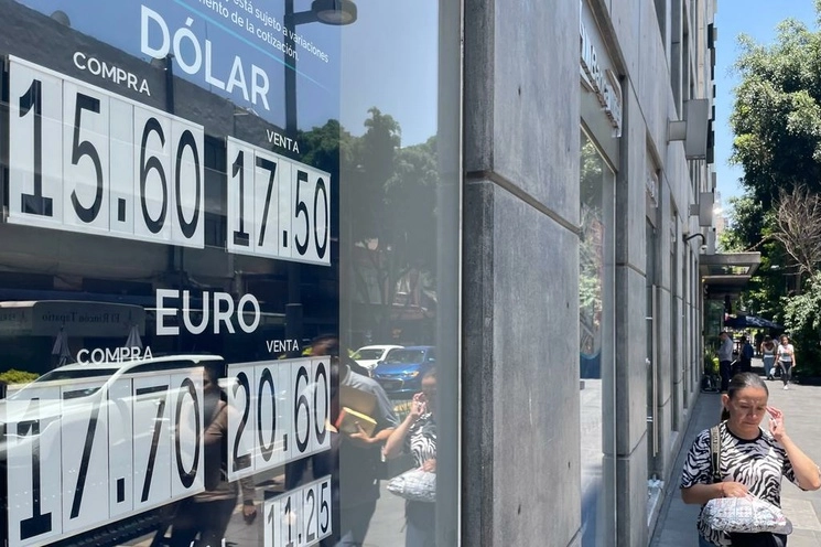 Cotización del dólar en sucursales bancarias de la Ciudad de México, el 18 de julio de 2023. Foto Roberto García Ortiz 