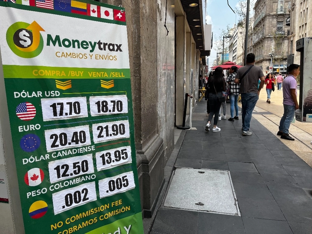Tipo de cambio en un banco de la CDMX. Foto Luis Castillo