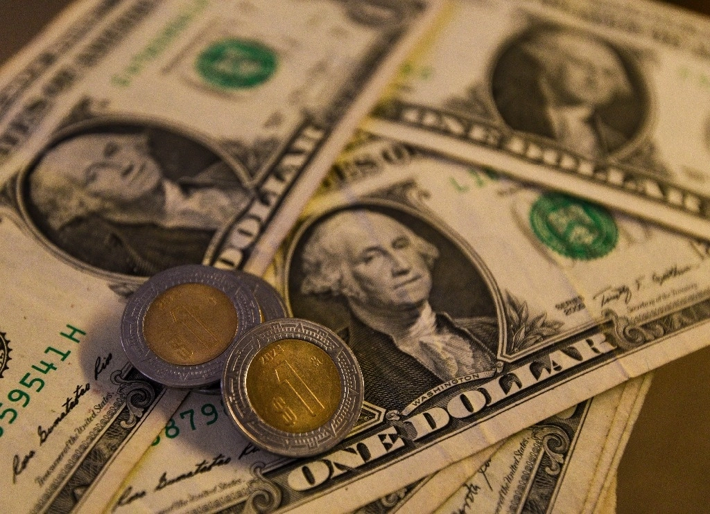 El índice del dólar, que mide el comportamiento de la moneda estadunidense frente a una canasta de seis monedas internacionales, retrocedió 0.05 por ciento, a 103.807 unidades. Foto Cuartoscuro 
