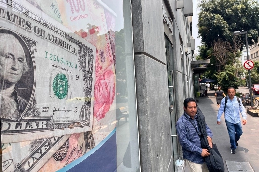 Luego de dos sesiones consecutivas de pérdidas, el peso mexicano recuperó casi dos terceras partes de ellas este jueves. Foto Luis Castillo/ Archivo 