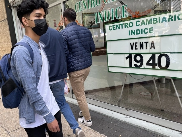 Este jueves el pesos mexicano avanzó casi 15 centavos frente al dólar de Estados Unidos. Foto José Antonio López/Archivo