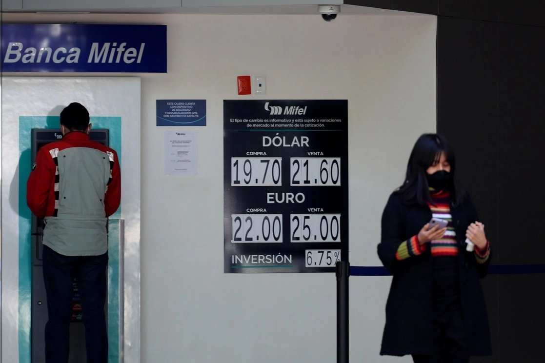Cotización del dólar en la capital del país. Foto Roberto García Ortiz / Archivo
