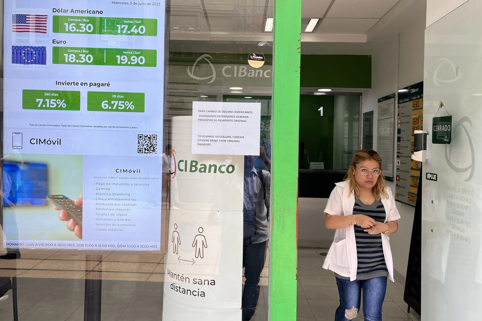 El peso cerró la sesión cambiaria con un retroceso de 0.63 por ciento, equivalente a 10.72 centavos. Foto Luis Castillo / Archivo