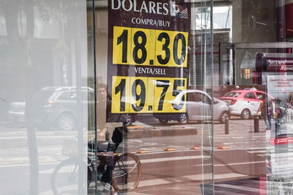 En medio de la aversión al riesgo sobre el país, el tipo de cambio peso-dólar subió este martes a su nivel máximo de dos semanas. Foto Cuartoscuro