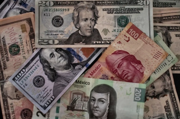 La moneda nacional se presionó ligeramente a 20.61 unidades por dólar. Foto Afp/ Archivo