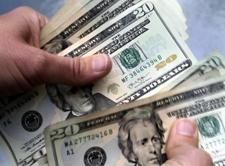 Las dudas de los inversionistas sobre la política fiscal de Donald Trump, su estrategia de aranceles y la presión que está haciendo a la Reserva Federal, tocando su autonomía, están detrás de esta debilidad del dólar, según describen analistas.