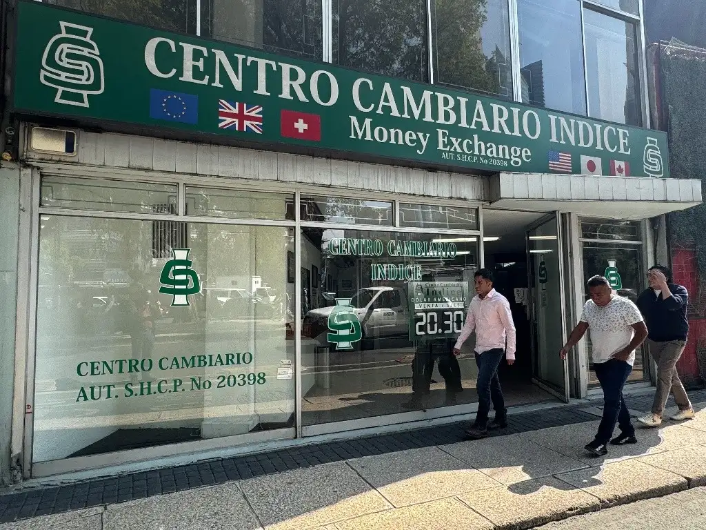 Y es que de acuerdo con el Banco Interamericano de Desarrollo (BIS, por sus siglas en inglés), el peso cotiza las 24 horas al día, cinco días de la semana, en todo el mundo. Foto Luis Castillo/ La Jornada